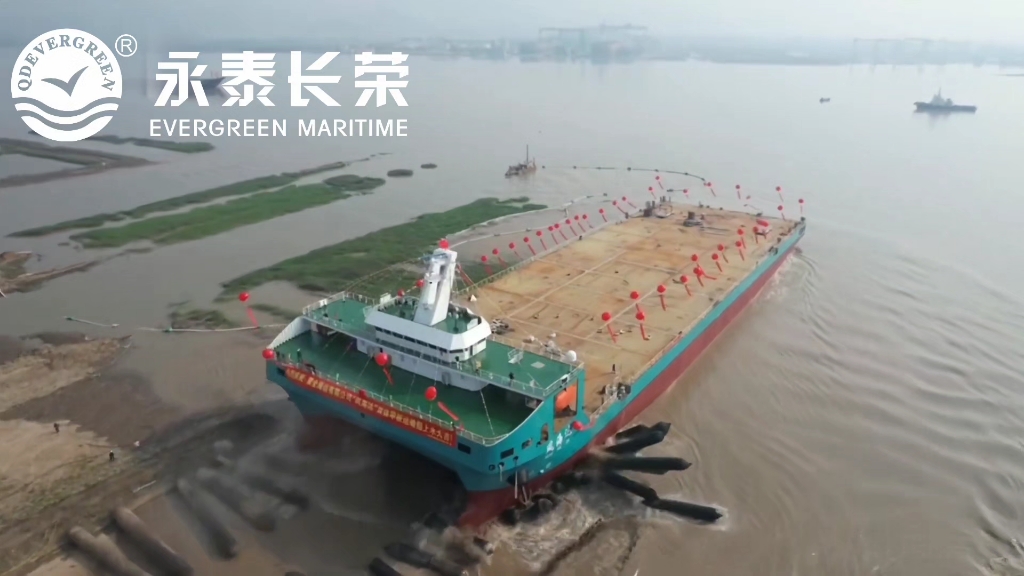 2023 年 6 月,全球首艘江海直達(dá)DP2多用途雙體運(yùn)輸接駁船&ldquo;風(fēng)海達(dá)&ldquo;在浙江臺(tái)州方振船業(yè)采用氣囊上排下水順利吉水。