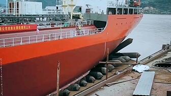 創(chuàng)新技術(shù)顯威力 鏟車助推8200噸散貨船“遠景發(fā)展”號氣囊上排下水圓滿成功